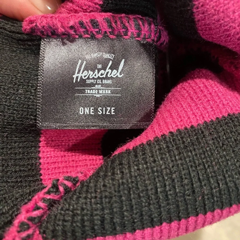 Kids HERSCHEL beanie-unisex and one size! See pic for details & measurements 😎